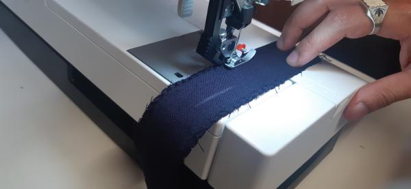 Surjet des deux bandes de tissu prévues pour la confection des passants.