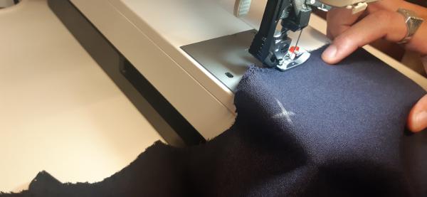 Surjet des pièces formant les jambes du pantalon (quatre à faire - avant-arrière gauche et avant-arrière droit).