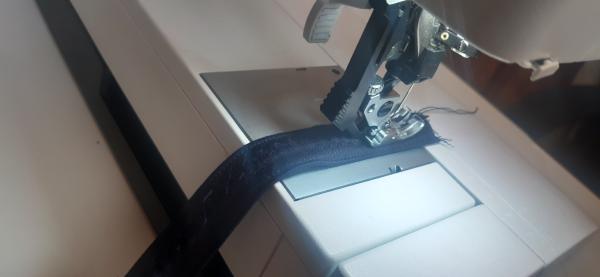 Confection des passants (sous forme d'une longue bande).