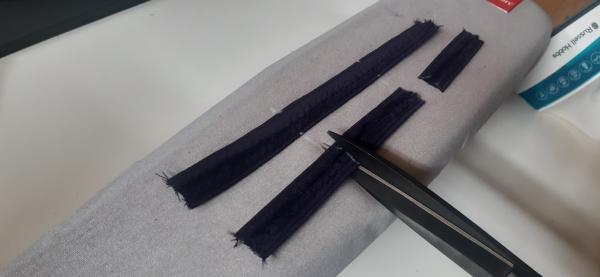 Découpage des passants. 8cm chacun.