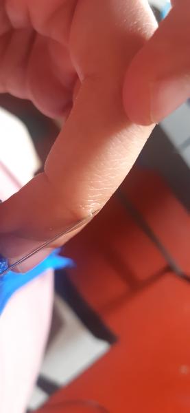 Oups! L'aiguille n'a fait que percer ma peau, j'ai eu de la chance! 😅 <br> Mon dé à coudre ne m'aurait peut-être pas protégé de cela, mais j'aurais dû le mettre.