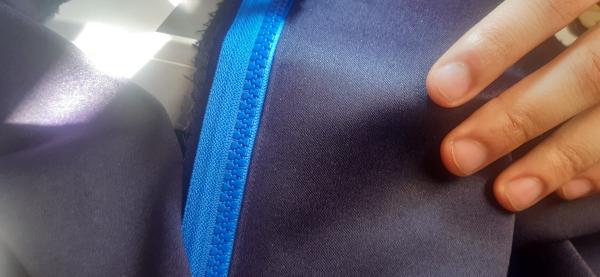 Couture de l'ensemble sur les pans avant du pantalon.