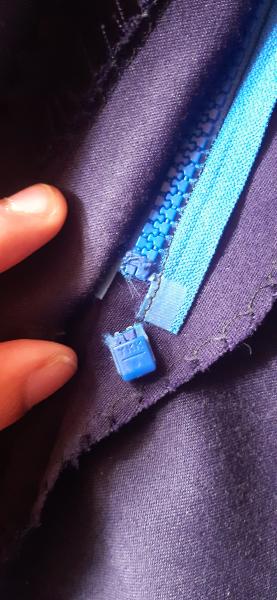 Ici, j'ai dû couper le bout en plastique de la fermeture éclair car il aurait géné ma couture de renfort au bas de la braguette.