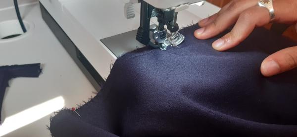 Ici commence la couture des pans avant et arrière gauche et droite ensemble afin de former le pantalon proprement dit.