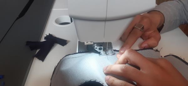 Couture de la bande de taille sur le pantalon.