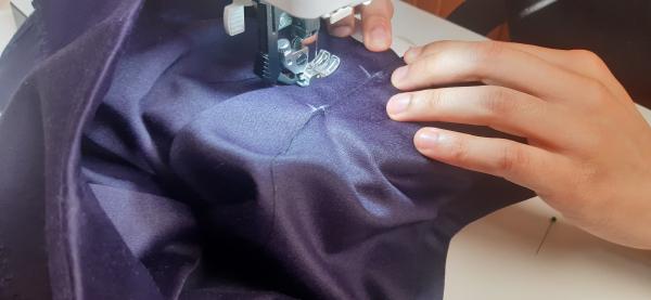 Couture des pinces à l'avant du pantalon.