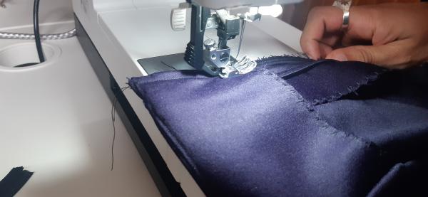 Couture des extrémités (gauche et droite) du repli de la bande de taille.