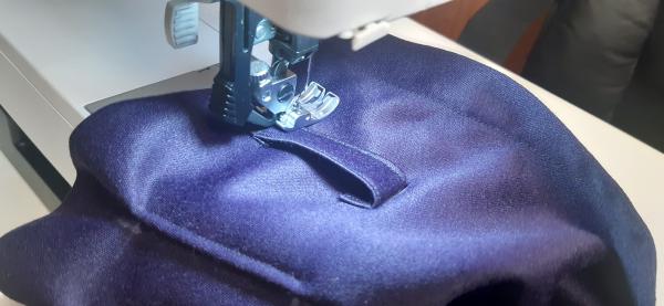 Couture des passants sur tout le contour du vêtement (6 à placer).