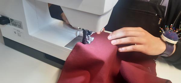 Couture des faces avant et arrière de la jupe ensemble.