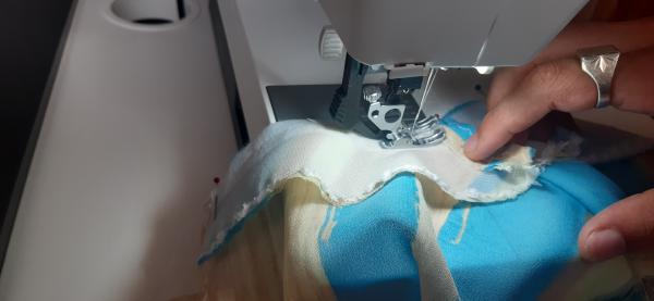 Ici, je couds la doublure sensée se rabattre sur le col, à l'intérieur. Il sagit d'une mesure scuritaire supplémentaire pour s'assurer que le col reste solide.