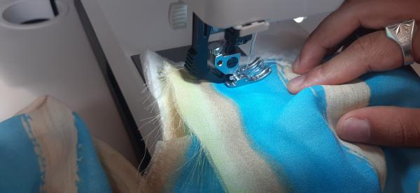Couture du dessus des épaules, reliant le pan avant avec les pans arrière.