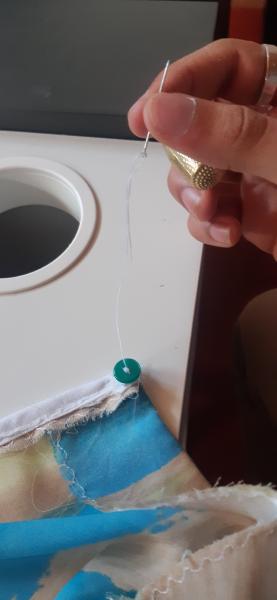 Couture du bouton du côté opposé à la boucle.
