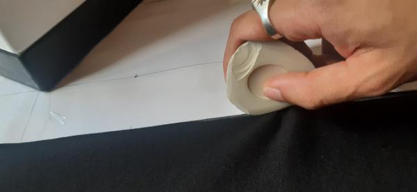 Tracé des pièces sur le tissu.