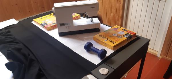 Tout ce qui me passe sous la main est un poids. Même ma machine. 😂<br><br>C'est lourd? ✅<br>Ça a une large surface? ✅<br>Eh bien hop, ça devient un poids. 🪨🗿