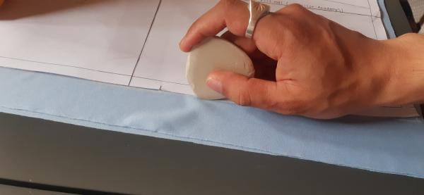 Traçage des pièces sur le tissu de la doublure. Ce tissu s'est révélé inadéquat plus tard car il contrastait trop. J'ai donc dû le remplacer.