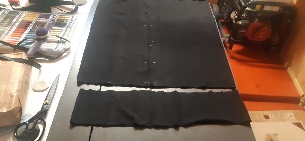 Après que la cliente (ma mère) ait testé la jupe, je me suis rendu compte qu'elle était trop longue. Je l'ai donc coupée en bas.