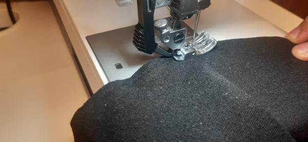 Surjet du bas de la robe, après coupure. Sans surjet, le tissu risquerait de s'effilocher.